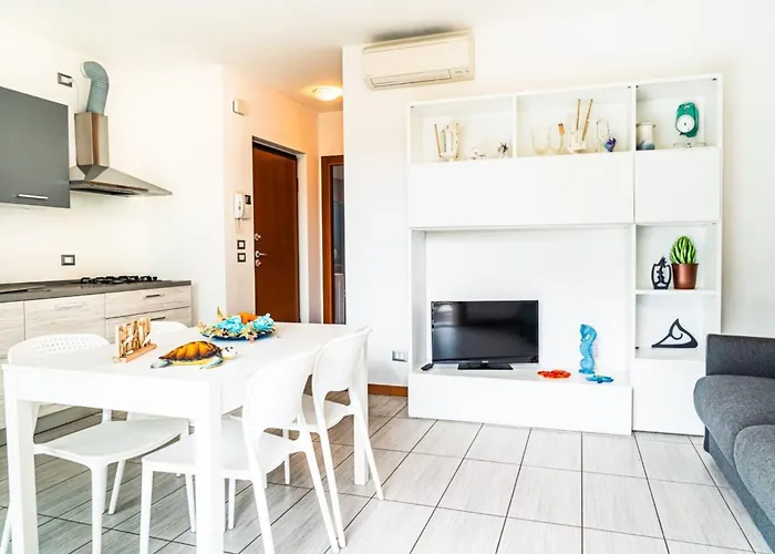 Tastefully Furnished Flat With Pool And Area Apartman Bibione