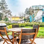 Tastefully Furnished Flat With Pool And Area