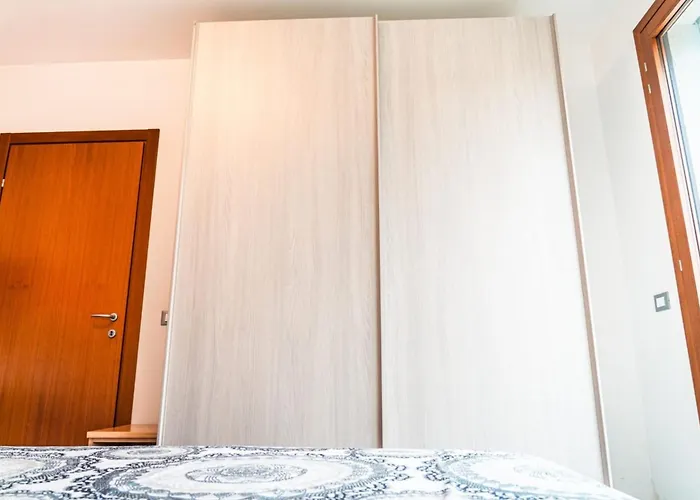 Tastefully Furnished Flat With Pool And Area Apartment *