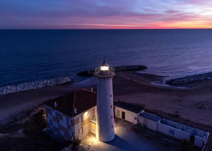 Tastefully Furnished Flat With Pool And Area