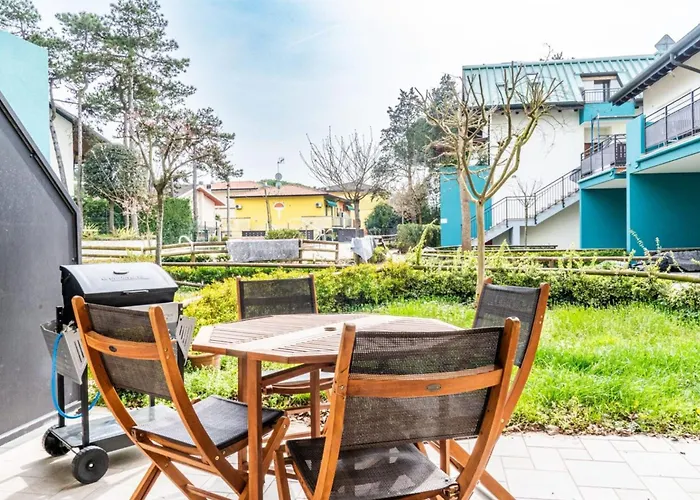 Tastefully Furnished Flat With Pool And Area