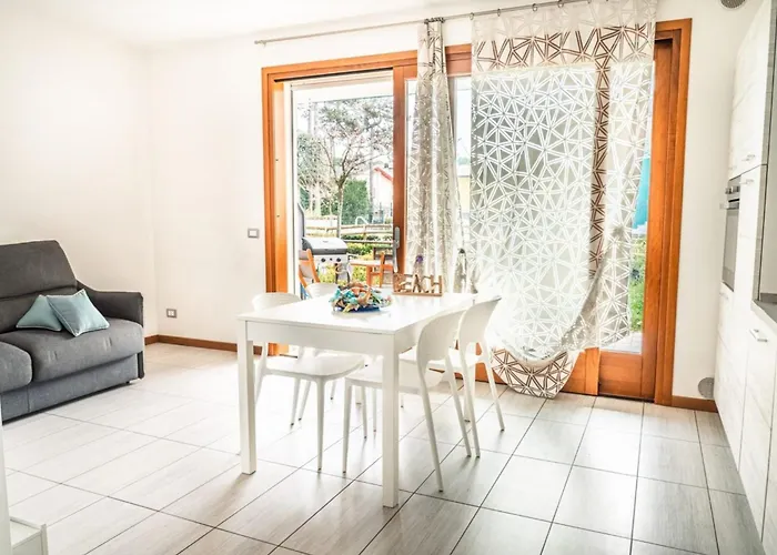 Tastefully Furnished Flat With Pool And Area Apartment